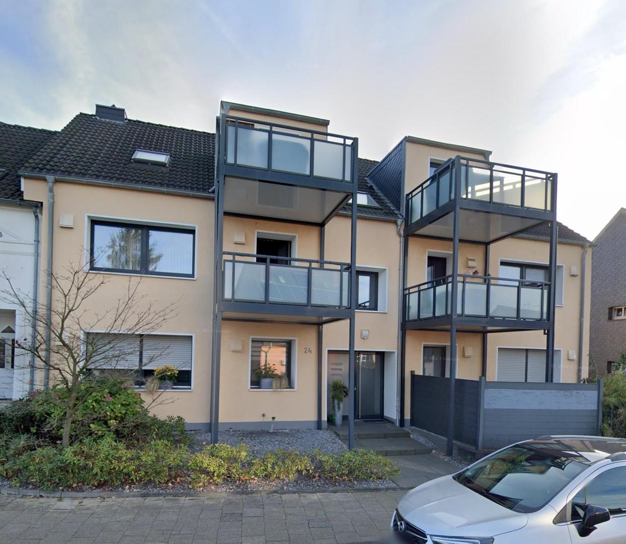 Wohnhaus, Wohnung oben links