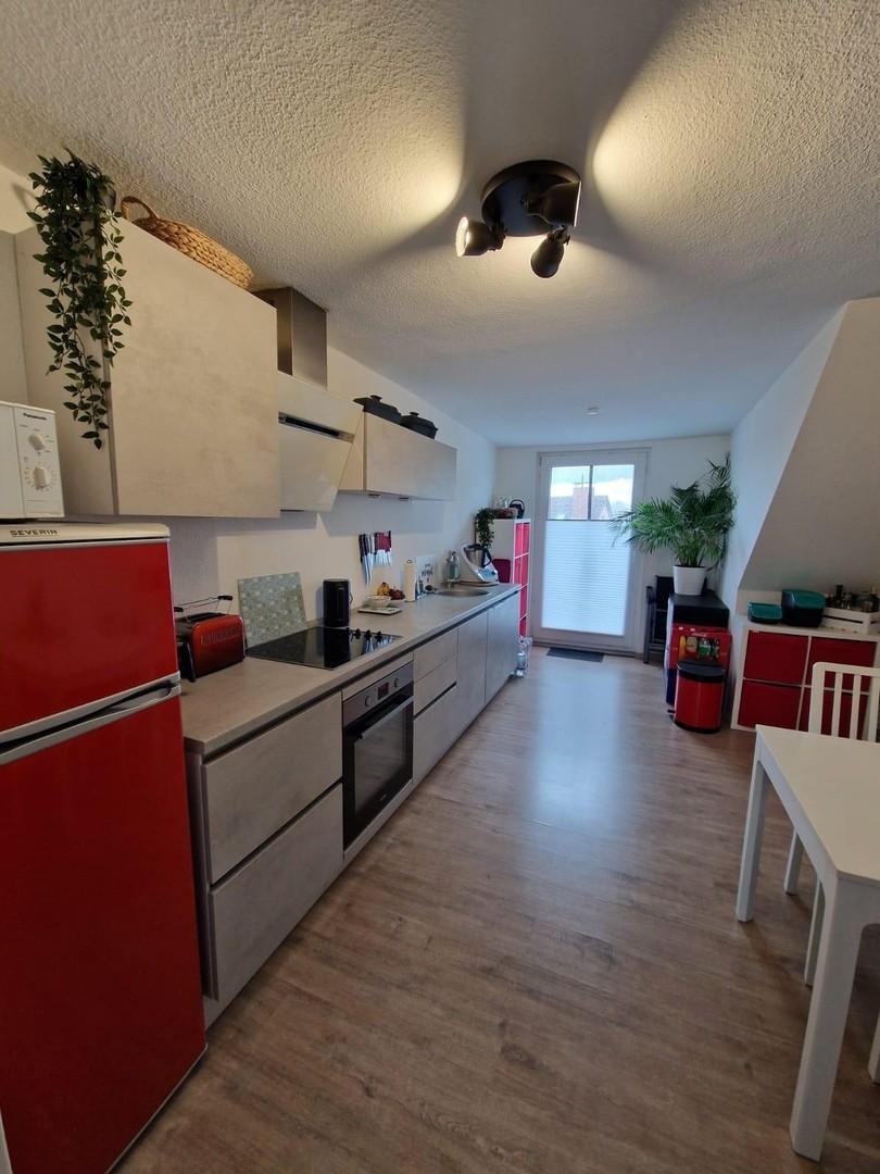 Küche mit Zugang zum Balkon