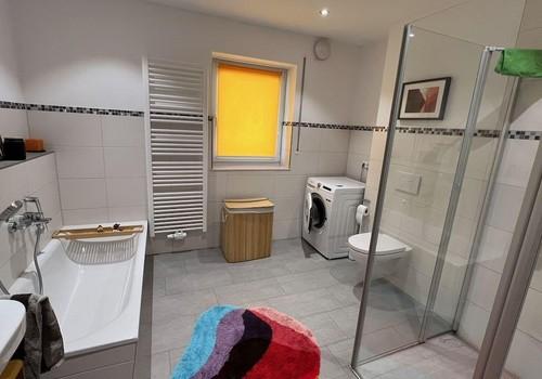 Badezimmer mit Dusche