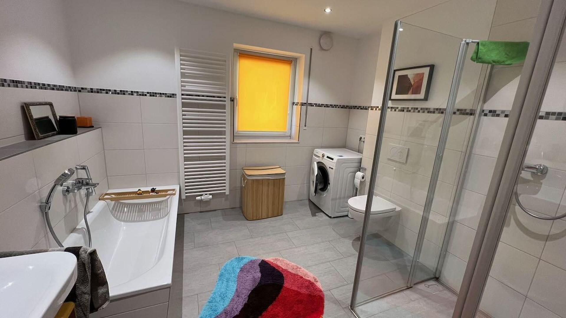 Badezimmer mit Dusche