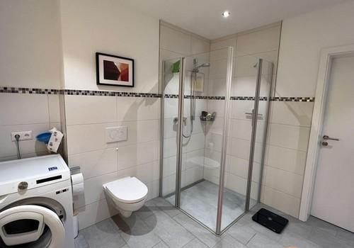 Badezimmer mit Dusche