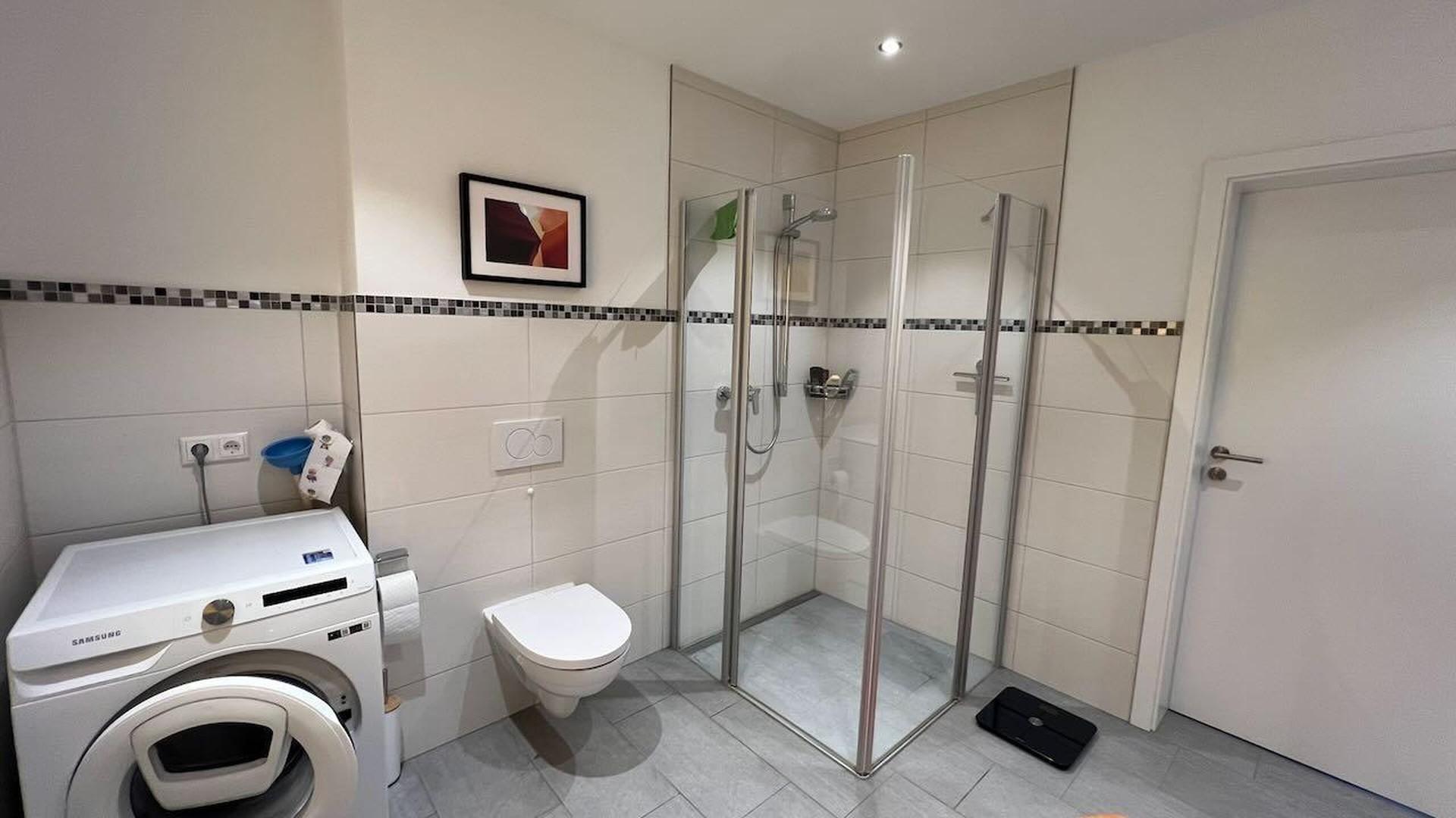 Badezimmer mit Dusche