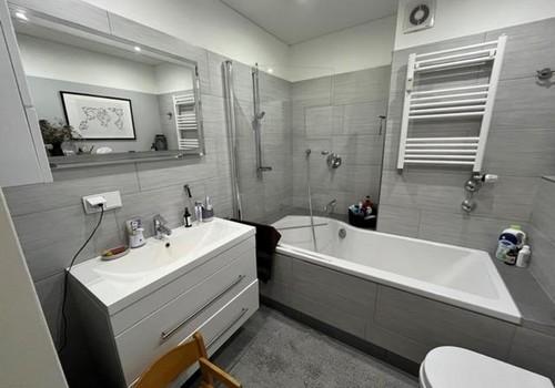 Bad mit Wanne und Dusche