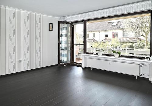 Wohnzimmer mit Balkonzugang