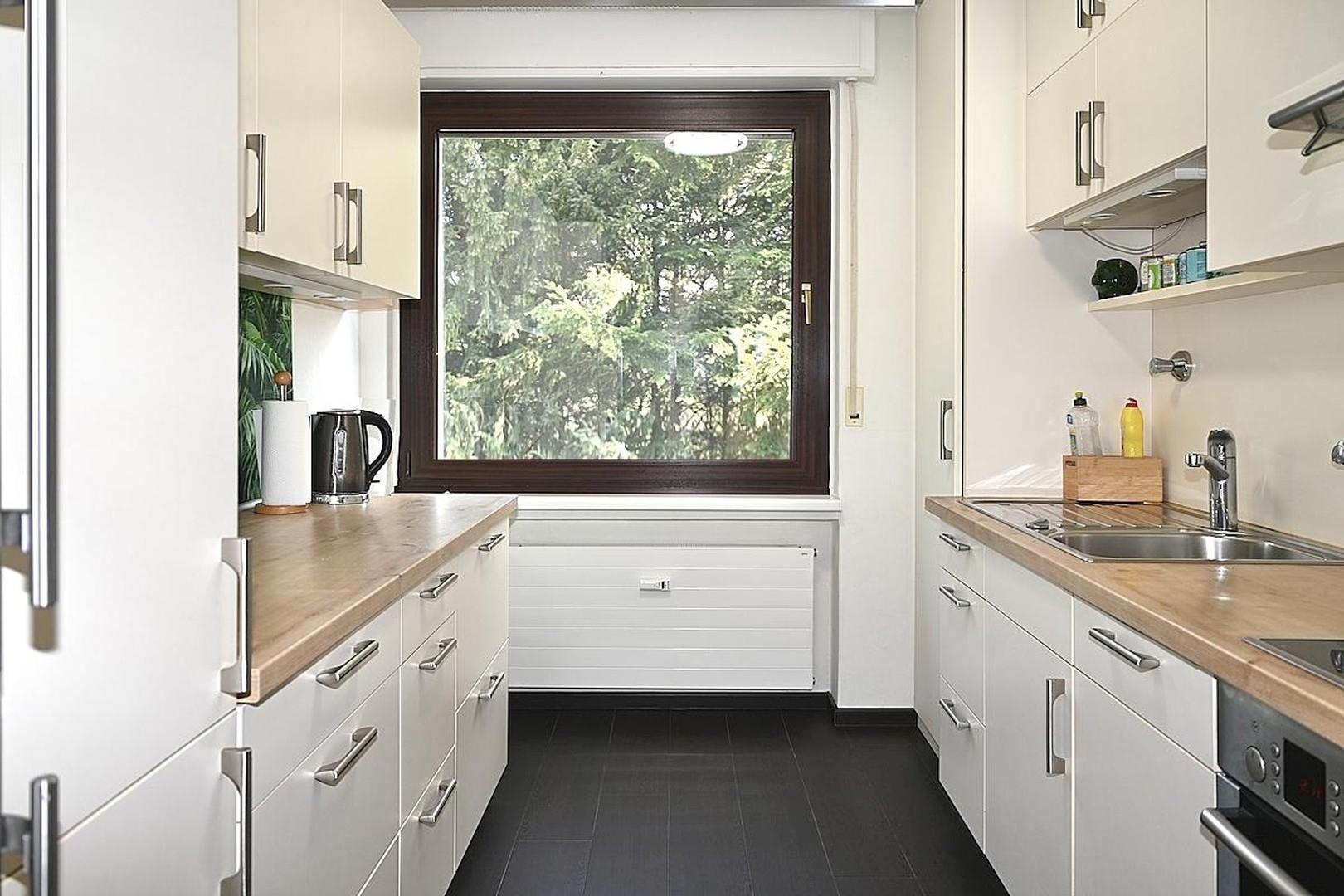 Küche mit Einbauküche