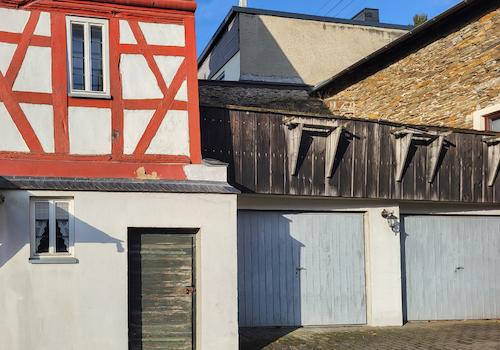 Außenansicht mit Garagen