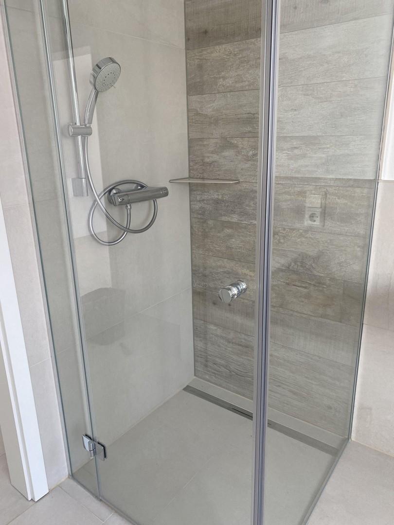 Hauptbad mit Dusche und Wanne