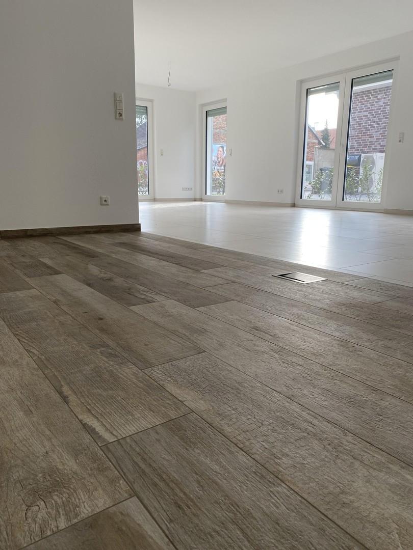 Blick von Küche ins Wohnzimmer