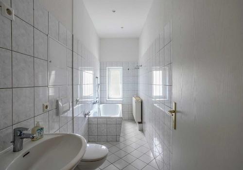 Badezimmer mit Fenster