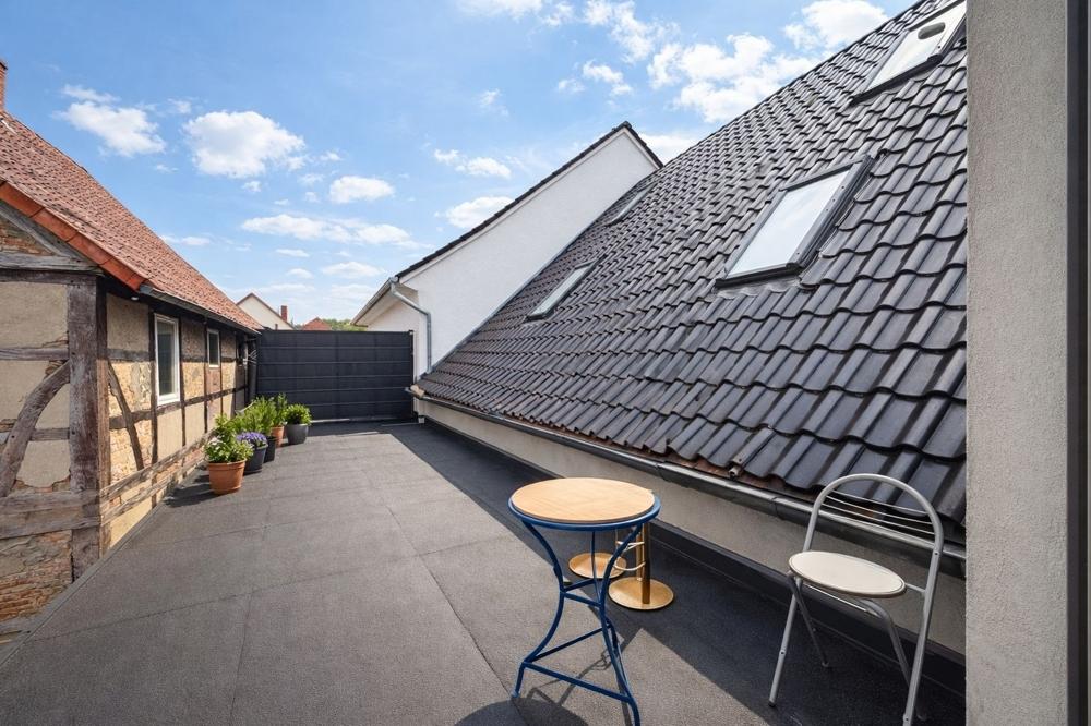 Die Dachterrasse der Mietwohnung im 1. OG