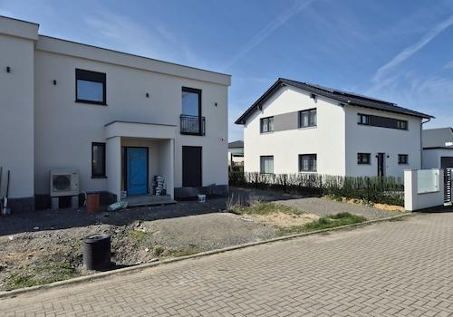 Straßenansicht mit Nachbarbebauung