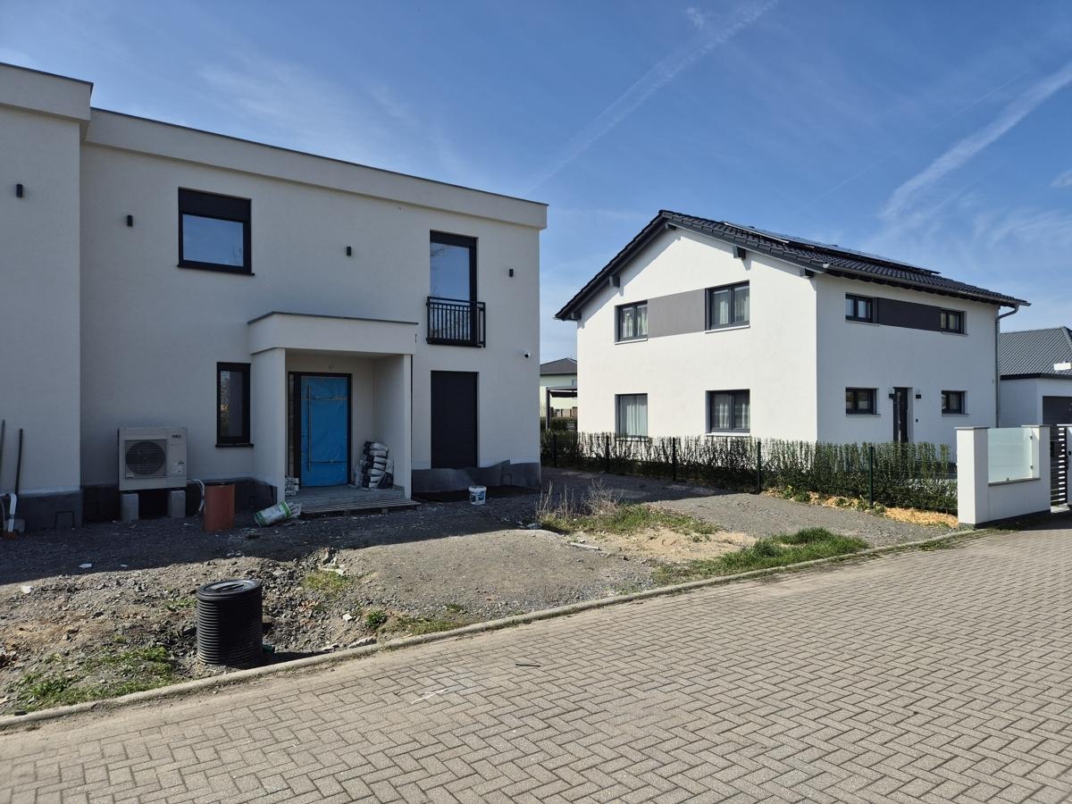 Straßenansicht mit Nachbarbebauung