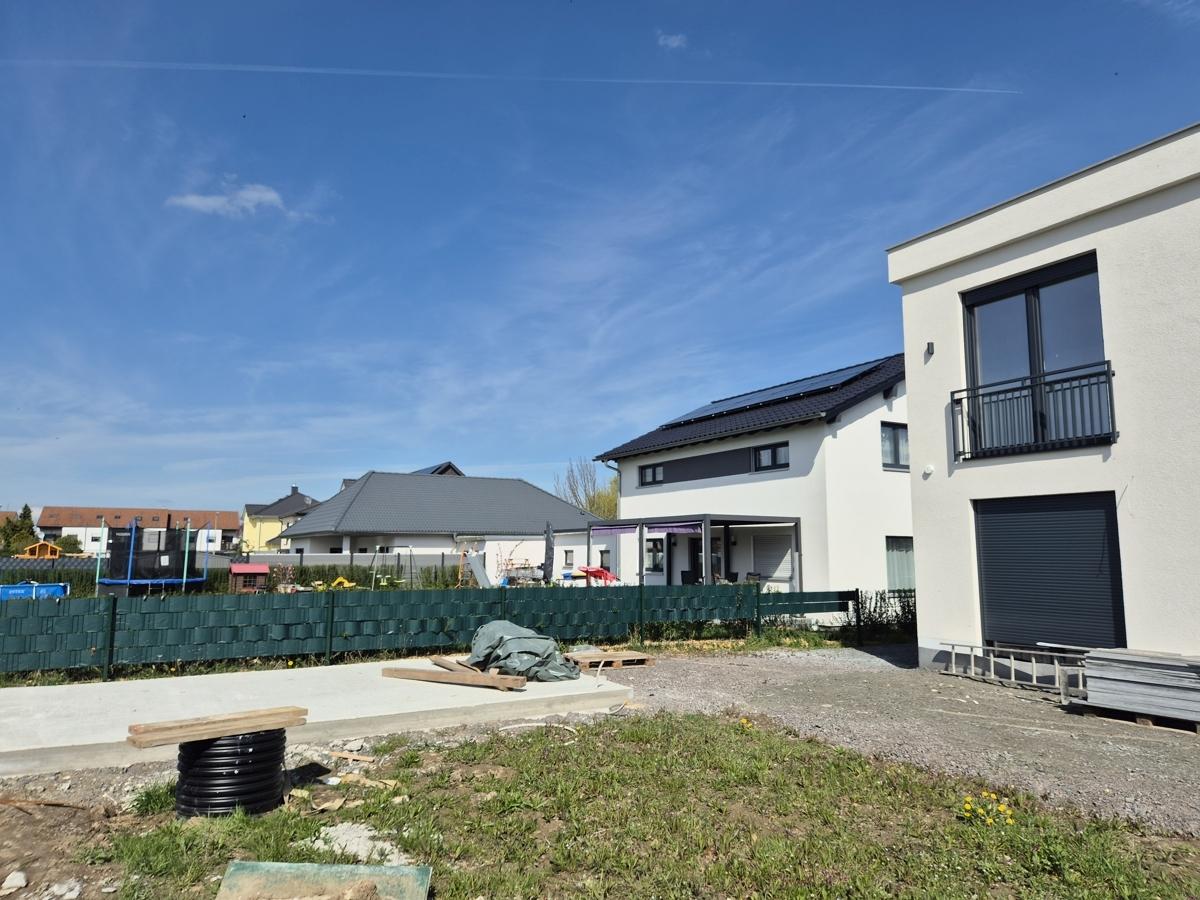 garten mit Bodenplatte für Garage