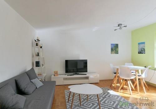 Blick zu Couch und TV