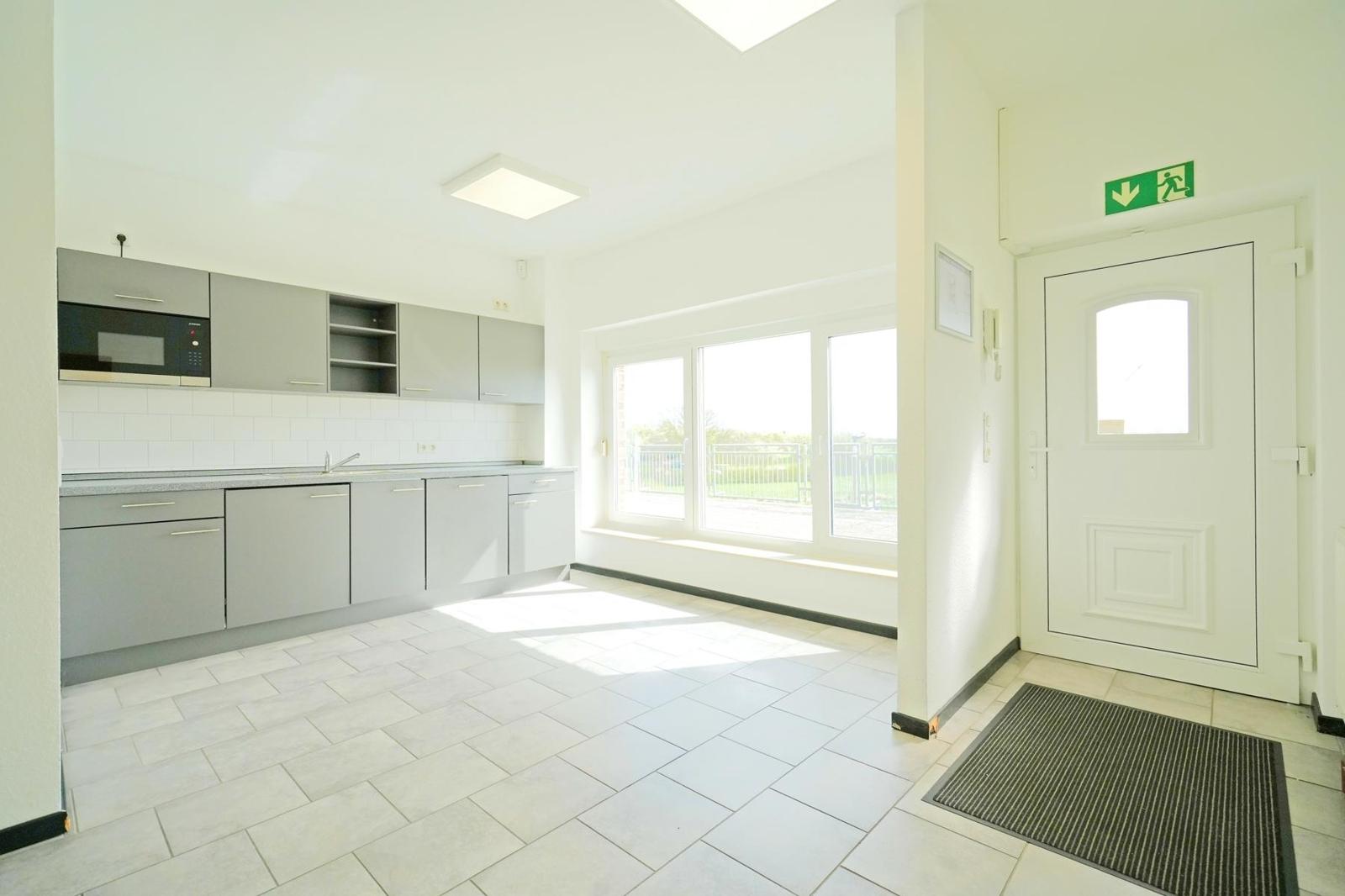 Eingang mit offener Küche