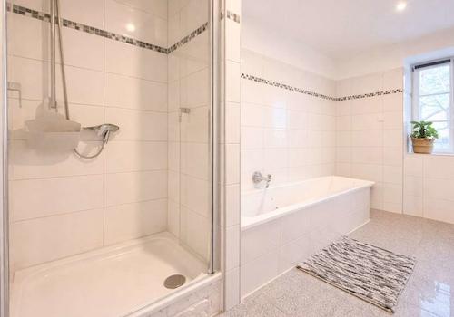 Wanne und Dusche