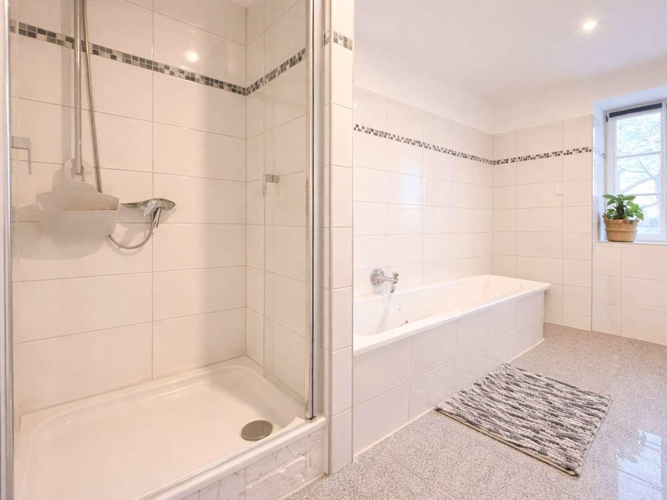 Wanne und Dusche