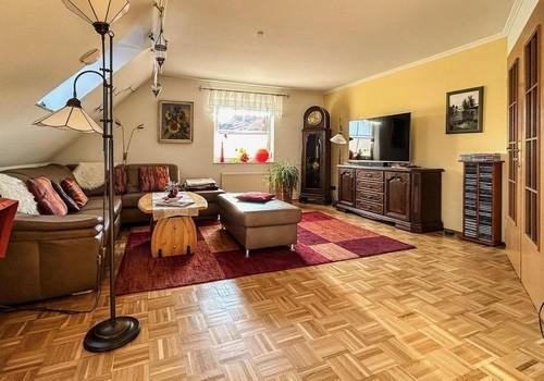 Wohnzimmer mit Flügeltür