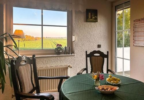 Wohnzimmer mit Balkonzugang