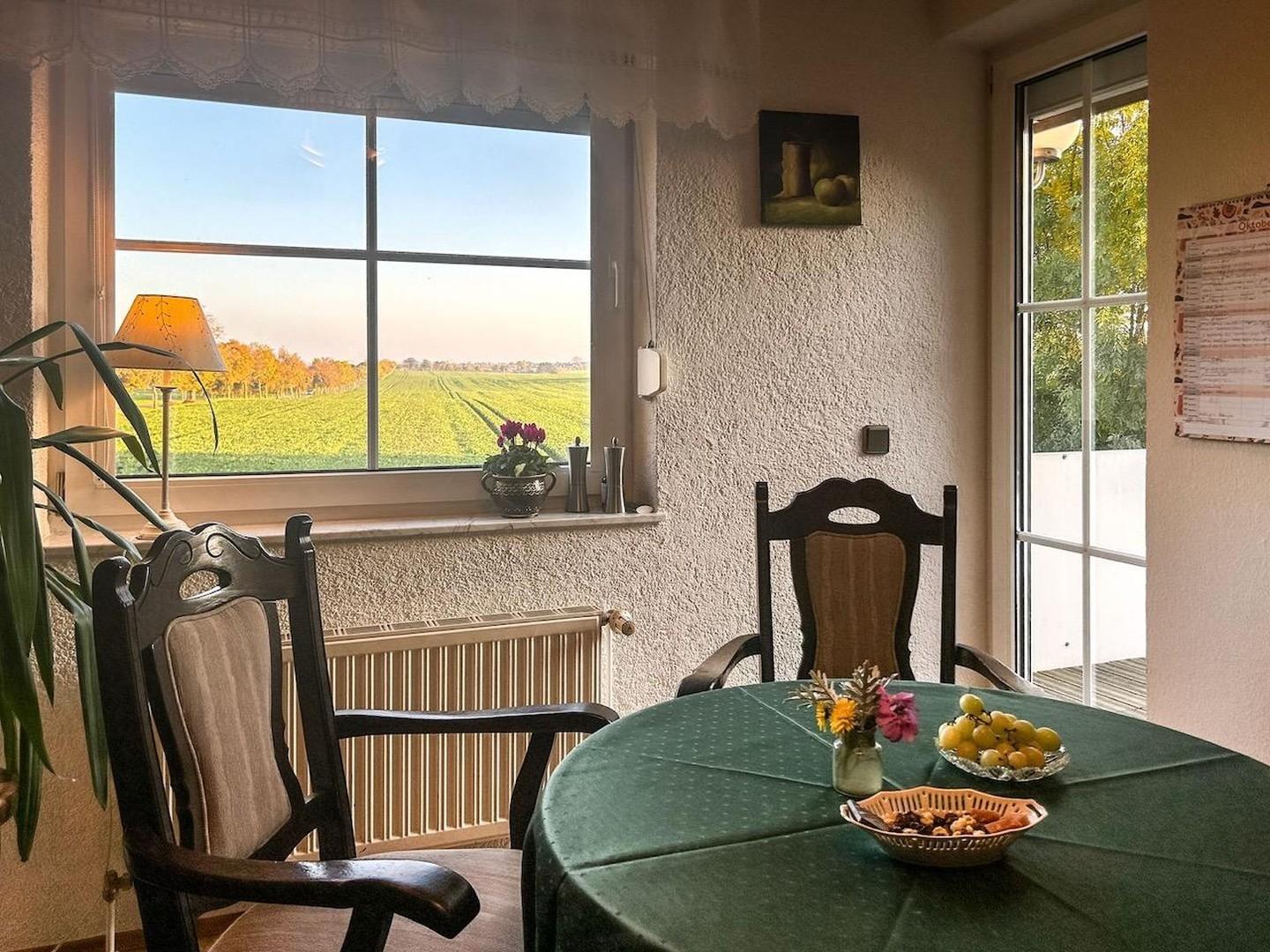 Wohnzimmer mit Balkonzugang