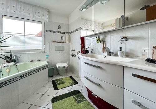 Badezimmer mit Dusche & Wanne