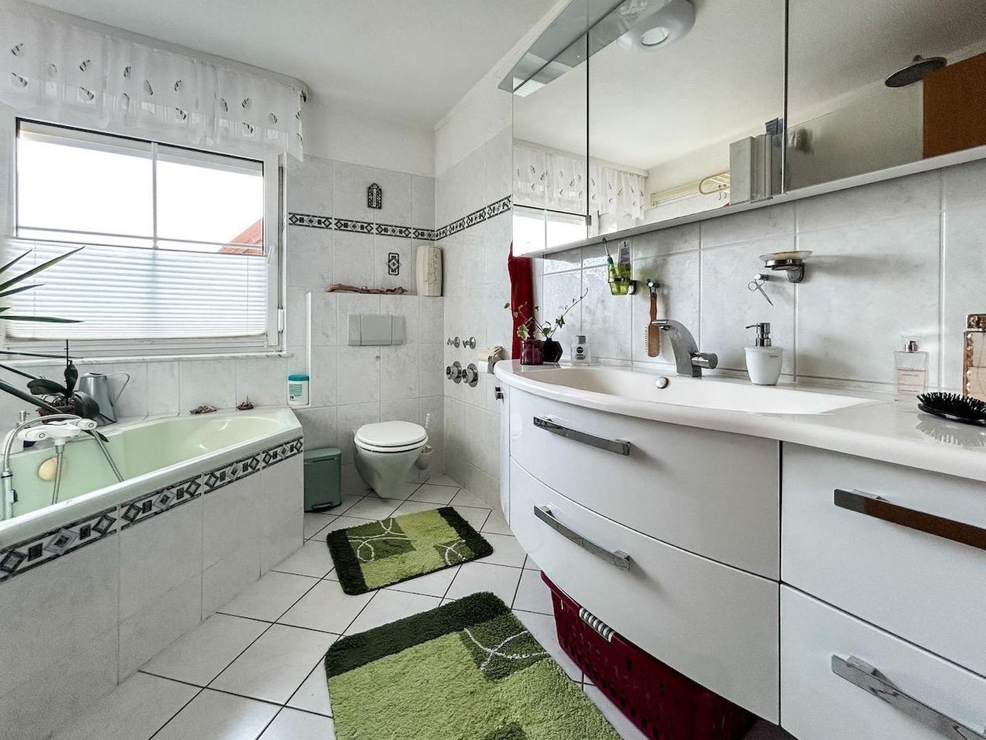 Badezimmer mit Dusche & Wanne