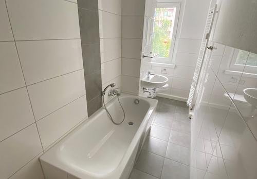 modernes Bad mit Badewanne