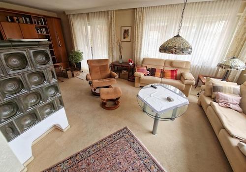 großes, helles Wohnzimmer