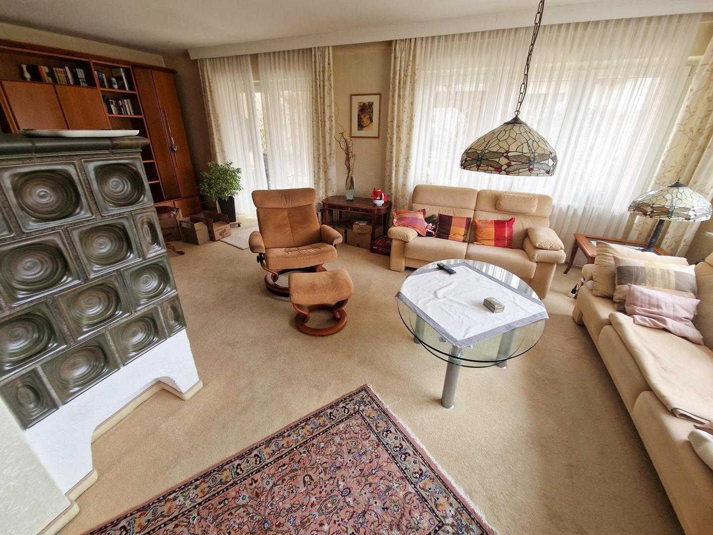 großes, helles Wohnzimmer