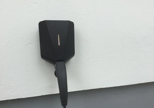 Easee Wallbox  vor der Garage