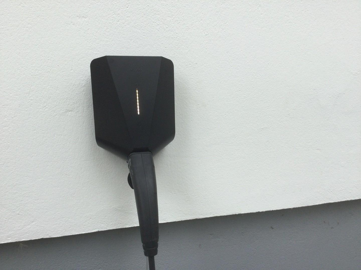 Easee Wallbox  vor der Garage