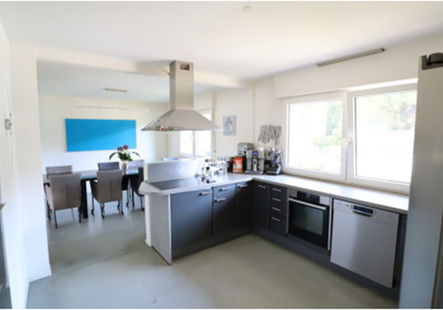 Küche mit offenem Essbereich