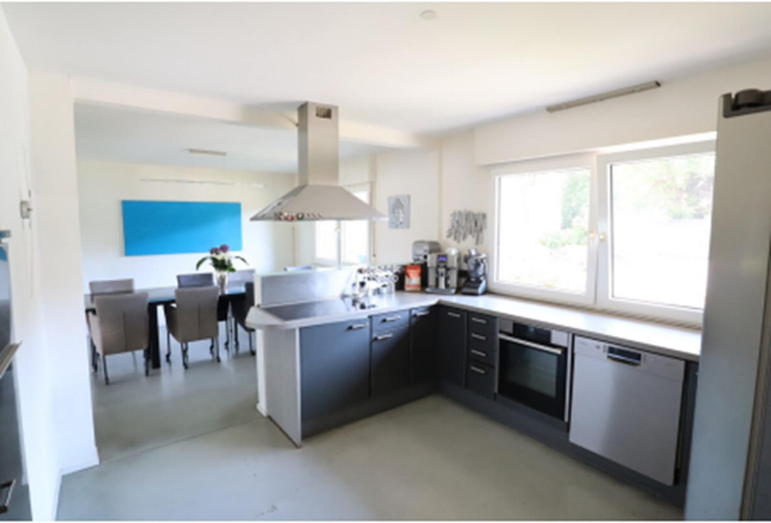 Küche mit offenem Essbereich