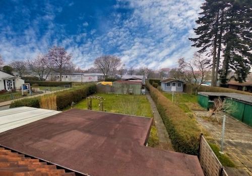 Blick in den Garten vom Dachgeschoss