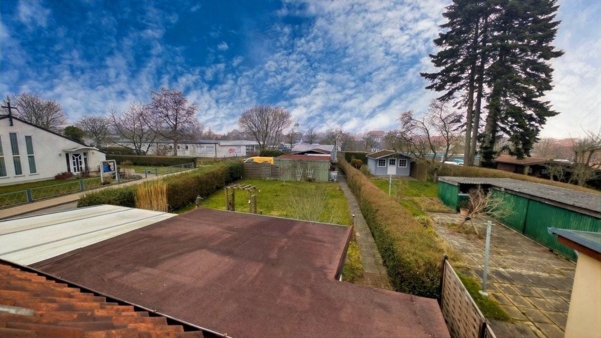 Blick in den Garten vom Dachgeschoss