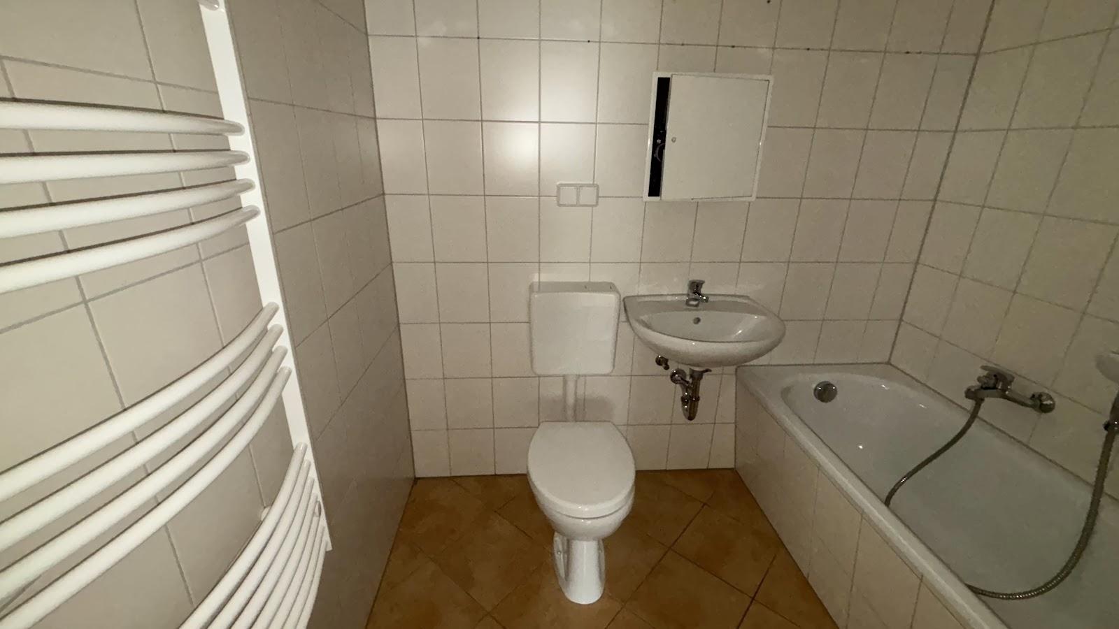 gefliestes Bad mit Wanne