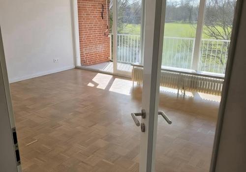 Wohnzimmer mit Glastür