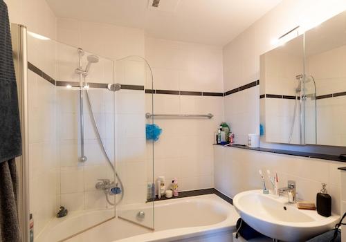 Badezimmer mit Badewanne