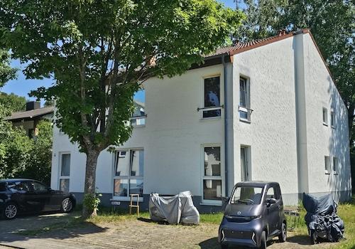 5255 - Südwestseite mit Stellplätzen