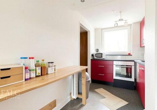 Flur_1 - (KI generiert)