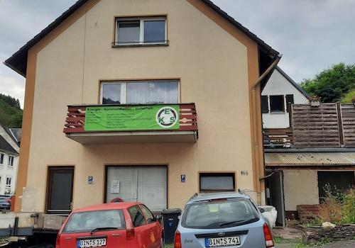 Hausansicht mit Balkon