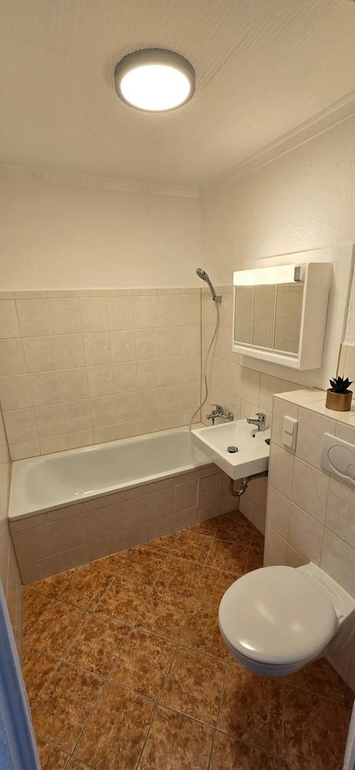 Bad mit altem Bodenbelag