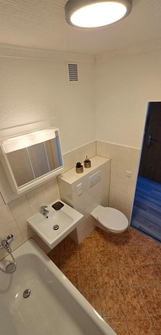 Bad mit altem Bodenbelag