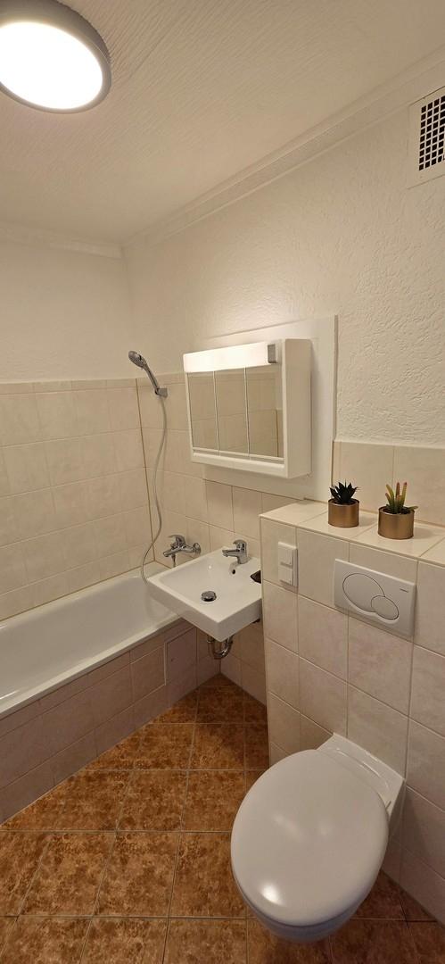 Bad mit altem Bodenbelag