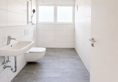 Helles, modernes Badezimmer