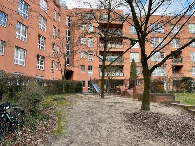 Spielplatzbereich hinter dem Haus