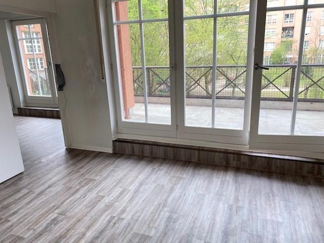 Wohnzimmer mit Balkon