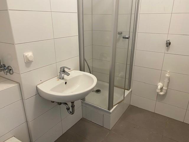 Bad mit Dusche im unteren Bereich