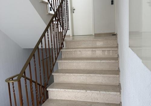 Aufgang zu 3-Raum und 1-Raum