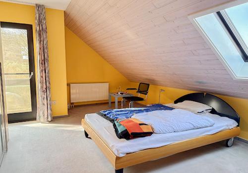 DG Schlafzimmer mit Balkon